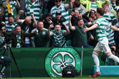 Celtic-fest avbrutt av feirende supportere på banen