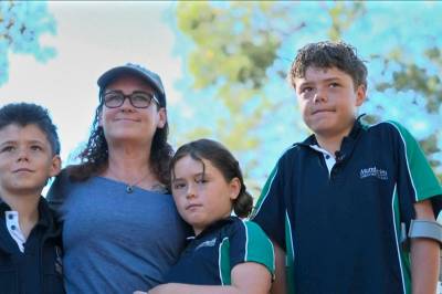 13-åring svømte i timevis for å redde familien sin i Australia