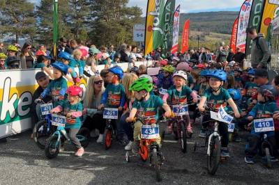 200 glade barn syklet på Fagernes