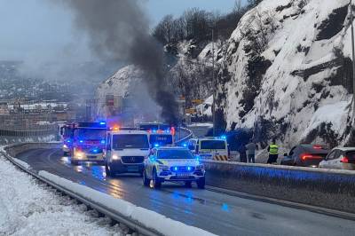 Kraftig brann i buss på E18 i Oslo