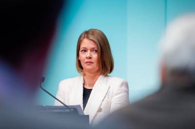 Sentralbanksjefen får svi for egen renteheving