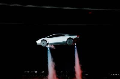 Flyvende bil løfter Tesla