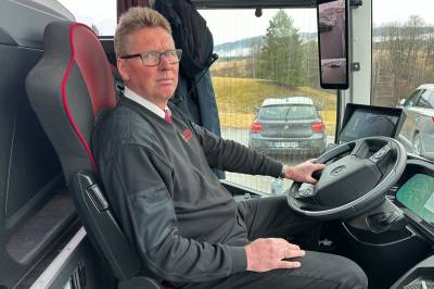 Bussjåfør til elever: – Dere er frivillige gisler