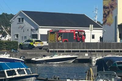 Person måtte reddes etter to forlis – lå i vannet i én time
