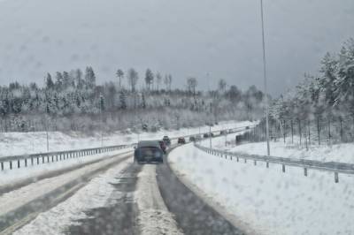 E6 ved Gjøvik stengt i begge retninger etter bussvelt