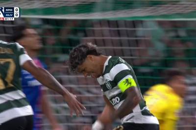Maxi Araujo med mål mot Alverca