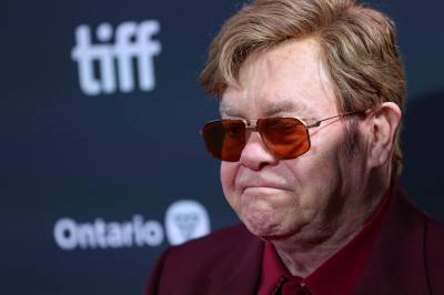 Sterkt preget Elton John slenger seg på kritisert dokumentartrend