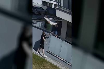 Hang fra balkongen – så glapp taket