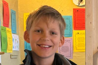 Johannes (10) har lånt 100 bøker. Nå kjemper han for biblioteket.