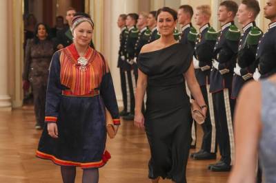 NÅ: Svarer på kjole-kritikk