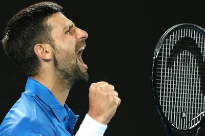 Novak Djokovic danser etter å ha nådd semifinalen i en ny Wimbledon-klassiker