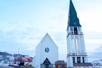 Kjendistungt oppmøte i Hareide-bisettelse: – Uvirkelig at han er borte