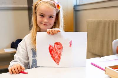 Josefine (7) på kong Haralds skole: – Fint å tegne hjerte når folk er døde