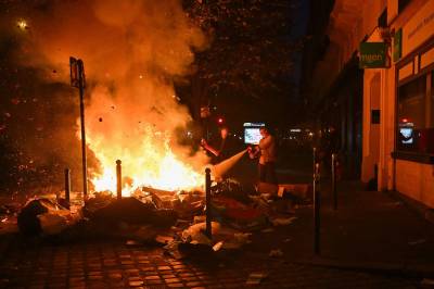 President Macron etter voldsomme opptøyer: – De som har ødelagt, må betale
