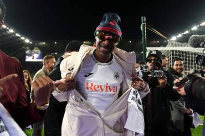 Her dukker Snoop Dogg opp på fotballkamp i Wales