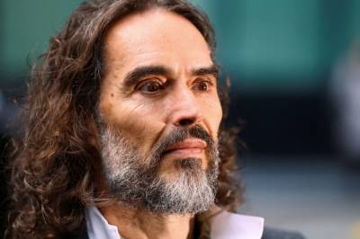 Russell Brand i retten: – Han bare grep brystene mine ut av det blå