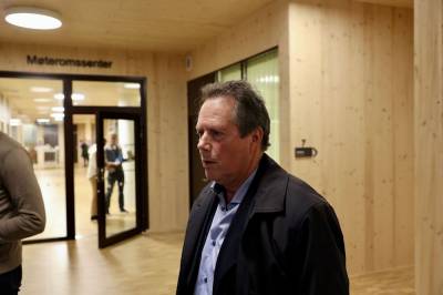 – Han tar det med fatning, men det er en påkjen­ning