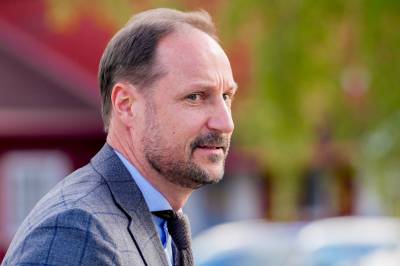 Kronprins Haakon om dronning Sonja: – Hun er hjemme og ved godt mot