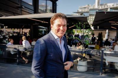 Arne Fredly henter to analytikere