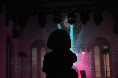 Morgonrave i kyrkja: – Sveitt og herleg