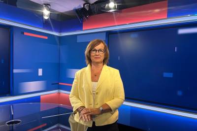 Trafikkoffer opna ny vegstrekning.  Sjå TV-sendinga 1945