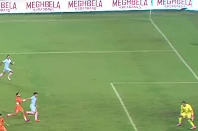 1-2: Maximiliano Araujo, Uruguay