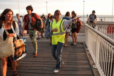 Skogbrannene raser: Hundrevis evakuert i båter fra fransk ferieparadis