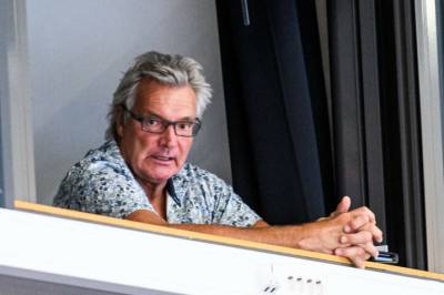 - Sto med én fot i grava