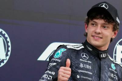 Mercedes-unggutt i pole