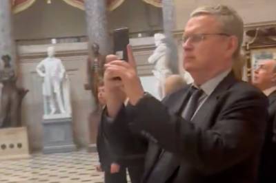 Her får russiske politikere omvisning i Kongressen. Nå vurderer Trump å gi Putin en stor gave.