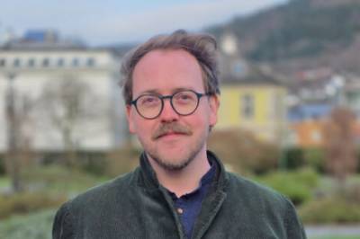 (+) – Det er lettere å skape splid enn samhold