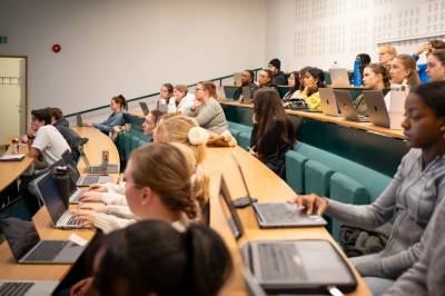 Det haster med å få studentene tilbake på campus, mener forskere