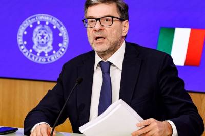 Italias finansminister deltar i kongens gravferd
