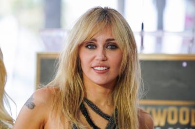 Miley droppet etternavnet: Får støtte fra faren