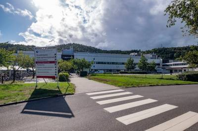 Mister over hundre parke­rings­plasser. Oppfordrer til sykkel og buss.