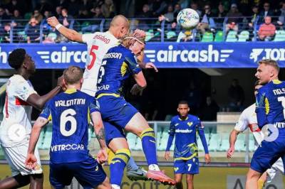 Landslagsstopper Leo Skiri Østigård som bøtter inn mål under Roma legende Daniele De Rossi er kontaktet av gigant klubb