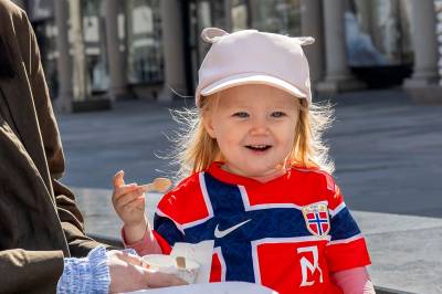 Mia opplever livets første fotball-VM: – Får stjerner i øynene