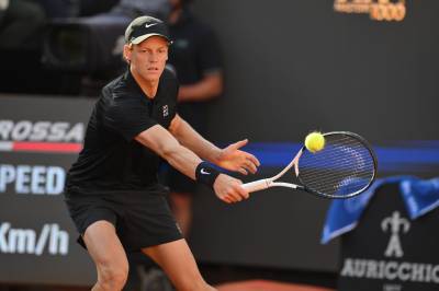 Jannik Sinner UTE av Roland Garros etter å ha måttet ta en kontroversiell medisinsk timeout