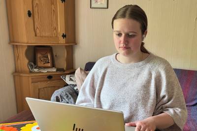 Skulle fratas lydbokordningen – nå får Selma (17) låne lydbøkene likevel