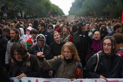 Trosser Macrons forbud: Tusenvis samles til ny protest i Paris