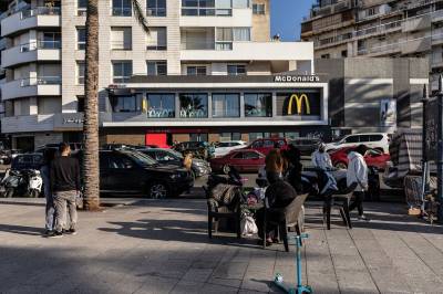 Dronesafarien skaper frykt og mistro. McDonalds er blitt en frihavn. 