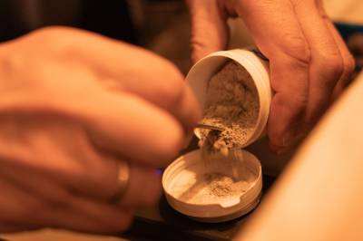 Møter frykten med ulovlig fleinsopp-terapi