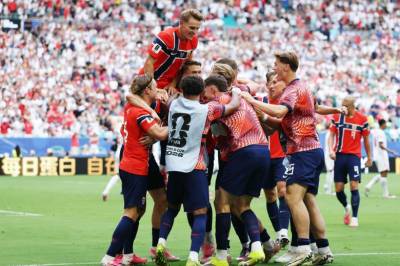 Nå er fotballheltene tilbake i Norge