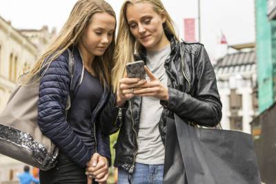 Krever mobilforbud for unge under 18 år