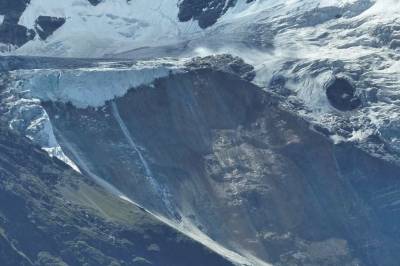 Slik skjedde katastrofen i Nepal. Både fjellet og breen kollapset.