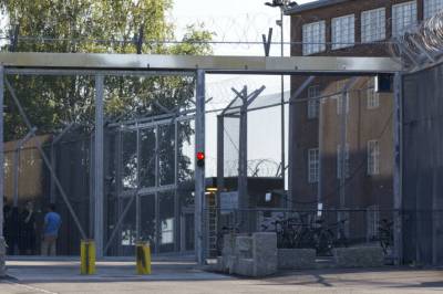 Slik er hans nye hverdag - innelåst bak piggtråd