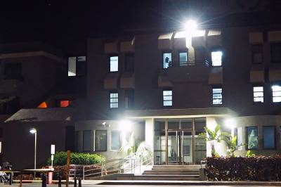 Politi vokter sykehuset der kong Harald er innlagt. Livlegen på vei til Tenerife.