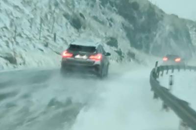 Vil sende turister på glattkjøringskurs før de får leie bil: - Ser biler i grøfta langs veiene hver dag