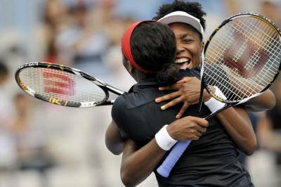 Serena Williams og Venus Williams er tilbake etter fire år og skal spille damedouble på Wimbledon