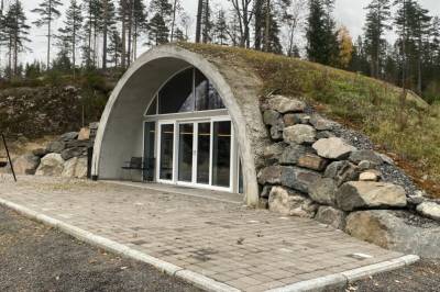 Per Thomas bygde en hulelignende hytte – med et helt spesielt formål